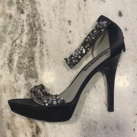 Vera Wang sequences heels - Picture 2 of 3